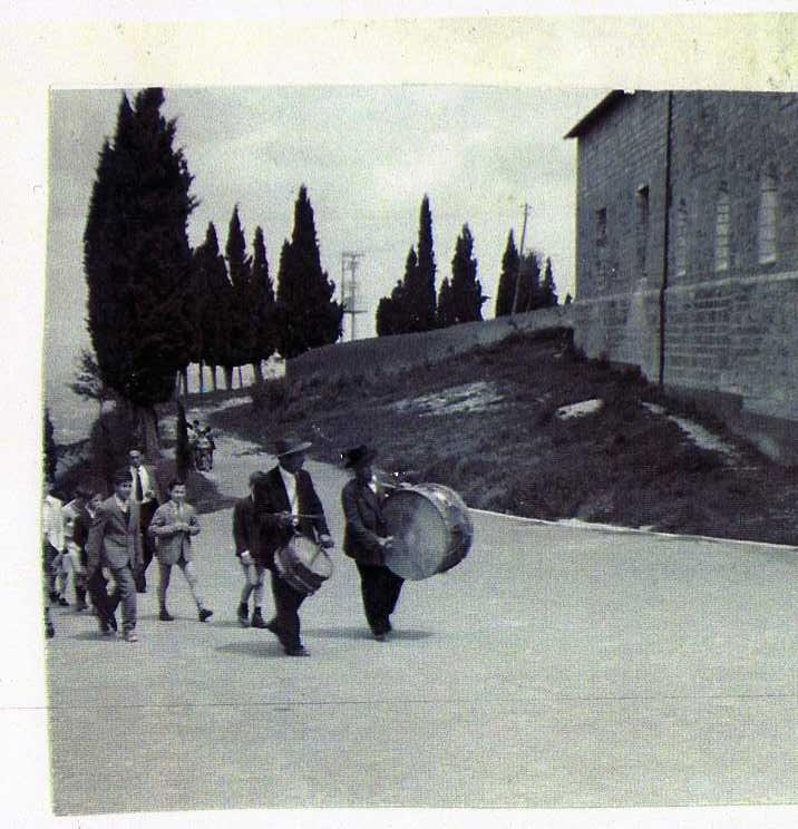 Pannello 9 - La cerimonia della consegna del cero al convento