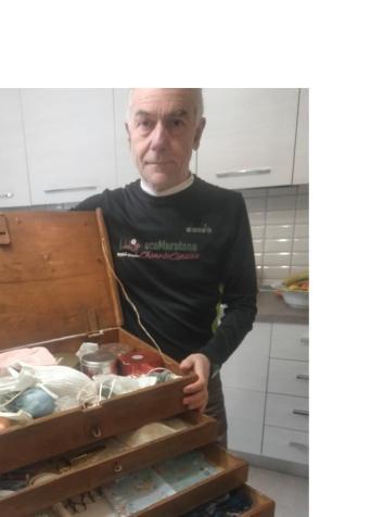Emidio Durante con la cassetta da ambulante del padre Mario