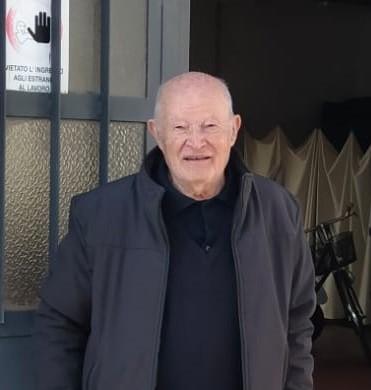 Remo Zippi davanti al suo laboratorio di telai
