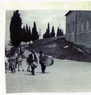 Pannello 9 - La cerimonia della consegna del cero al convento