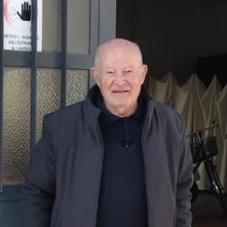 Remo Zippi davanti al suo laboratorio di telai